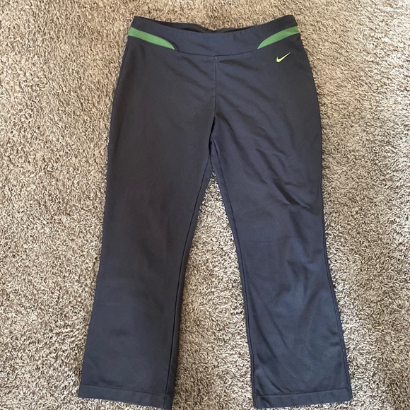 Excellent condition Nike fit dry capri leggings workout pants - Picture 1 of 2